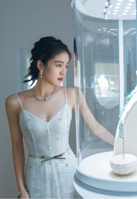 张雪迎终于不藏美腿了，轻熟风穿搭更显女人味，一双细腿又白又直(张雪迎好看)